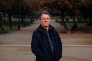 El periodista y escritor chileno Weibel, en Santiago, Chile. Cristian Soto Quiroz