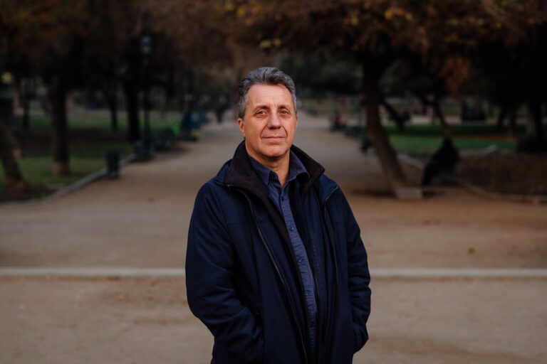 El periodista y escritor chileno Weibel, en Santiago, Chile. Cristian Soto Quiroz